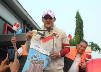 Aice dan Ribuan Warga Kota Serang Sambut Kepulangan Rizki Juniansyah Peraih Emas Olimpiade Paris 2024