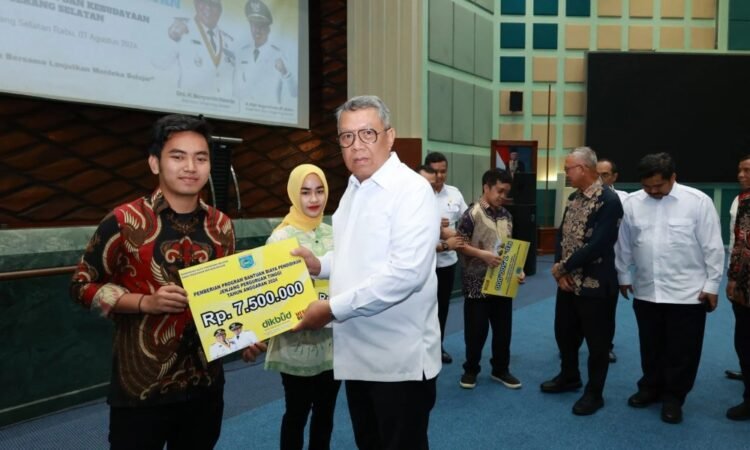 Antisipasi Mahasiswa Terjerat Pinjol, Benyamin: Pemkot Tangsel Berikan Bantuan Biaya Pendidikan Jenjang Perguruan Tinggi untuk Semester Akhir