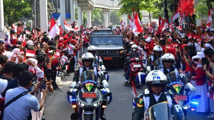Antusiasme Warga Saksikan Kirab Duplikat Bendera dan Teks Naskah Proklamasi