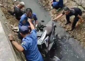 BPBD Kota Tangerang Evakuasi Pengendara Masuk Saluran Air Sedalam 3 Meter di Karawaci