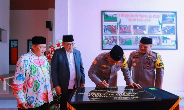 Benyamin Hadiri Peresmian Masjid Al-Iman di Asrama Polisi Pakujaya