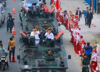 Benyamin-Pilar Naik Tank Menuju Lokasi Upacara Peringatan HUT ke-79 RI di Lapangan Batalyon Kavaleri 9/Surya Dharma Kala
