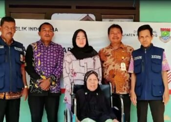 Dapat Bantuan Kursi Roda, Penyandang Disabilitas Berterima Kasih ke Pj Bupati Tangerang