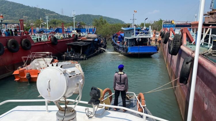 Ditpolairud Polda Banten Respon Cepat Evakuasi dan Padamkan Kapal Kebakaran KMP Safira
