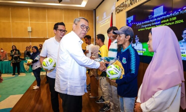 Dukung Perkembangan Sepak Bola, Benyamin Serahkan Bantuan 1000 Jersey dan 1.500 Bola untuk 38 SSB se-Tangsel