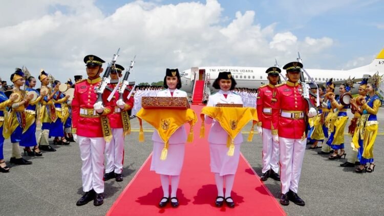 Duplikat Bendera Merah Putih dan Teks Proklamasi Tiba di Balikpapan, Kirab Berlanjut ke IKN