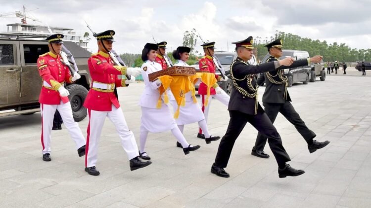 Kirab Duplikat Bendera Merah Putih dan Teks Proklamasi Tiba di Istana Negara IKN