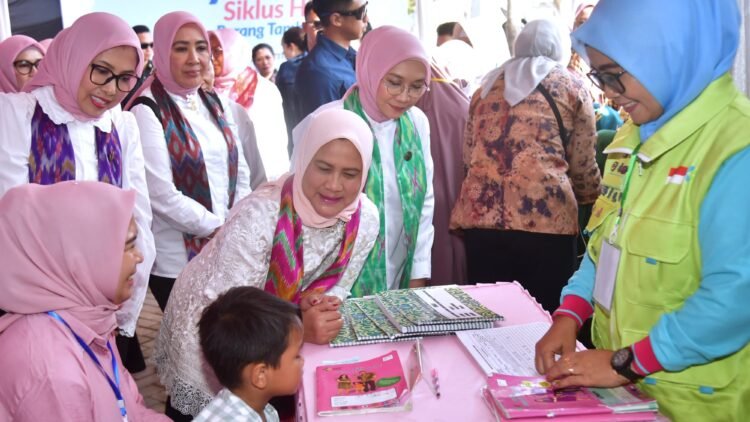 Kunjungan ke Posyandu, Ibu Iriana dan Ibu Wury Tinjau Program Vaksin untuk Anak
