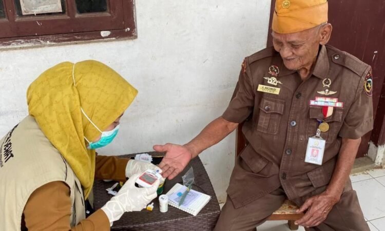 Lakukan Pemeriksaan Rutin Melalui Tim Ngider Sehat, Pemkot Tangsel Pastikan Kesehatan Veteran Terjaga