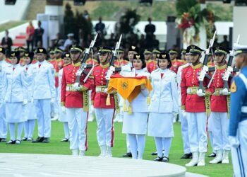 Para Pemuda Pengibar Bendera di Ibu Kota Nusantara