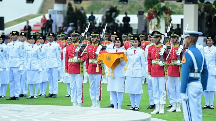 Para Pemuda Pengibar Bendera di Ibu Kota Nusantara