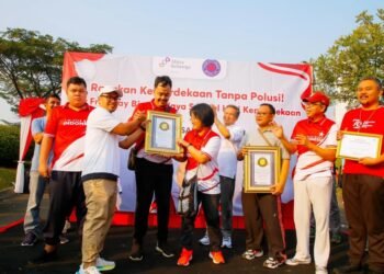 Pecahkan Rekor Dunia, Pilar Serahkan Penghargaan untuk Grup Band ABK I’M Star di CFD Bintaro