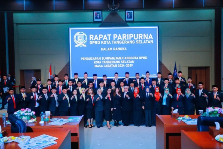 Pelantikan Anggota DPRD Tangsel 2024-2029, Pj Gubernur Al Muktabar Ingatkan Pencapaian Indonesia Emas 2045