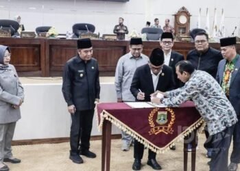 Pimpinan DPRD dan Pj Gubernur Banten Tandatangani Nota Kesepakatan KUA dan PPAS Perubahan APBD Provinsi Banten TA 2024