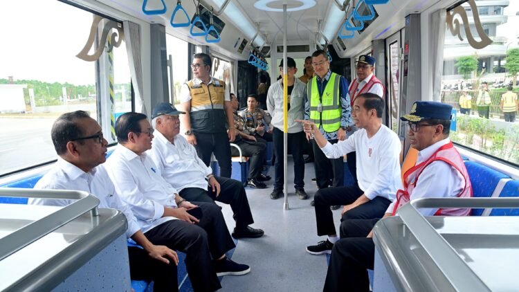 Presiden Jokowi Jajal Trem Otonom di Ibu Kota Nusantara