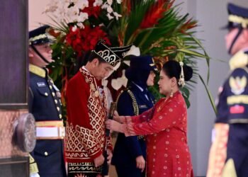 Presiden Jokowi Tampil dengan Pakaian Adat Banjar pada Upacara Penurunan Bendera di IKN
