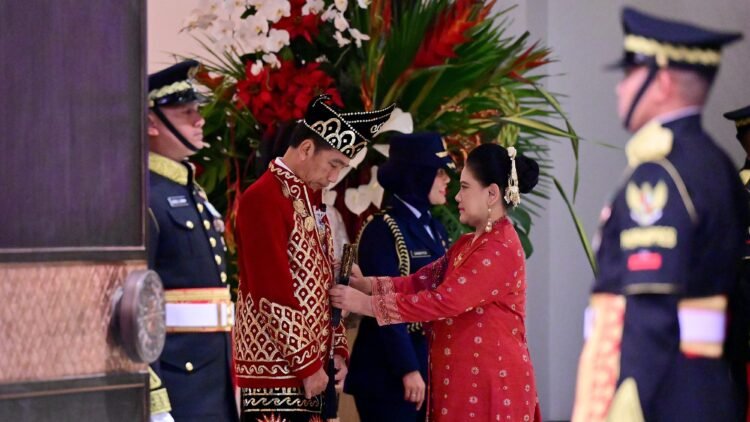 Presiden Jokowi Tampil dengan Pakaian Adat Banjar pada Upacara Penurunan Bendera di IKN