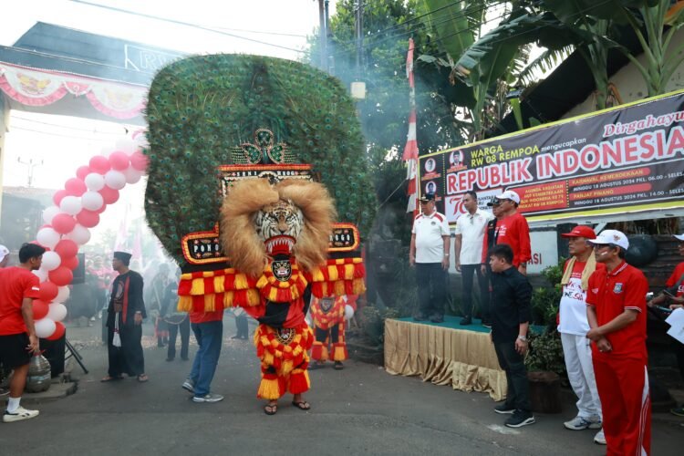 Semarak HUT ke-79 RI, Benyamin Hadiri Karnaval Hingga Jalan Santai di Ciputat Timur