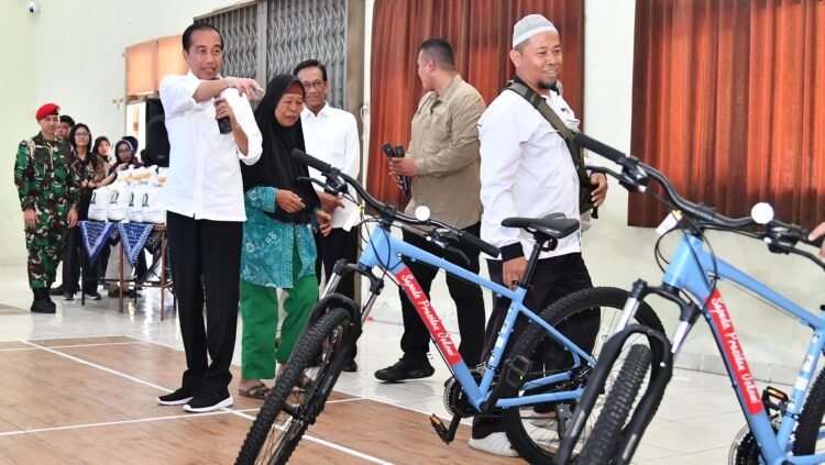 Serahkan Bantuan Cadangan Pangan di Sleman, Presiden Jokowi: Ini Beras Premium dan Terbaik