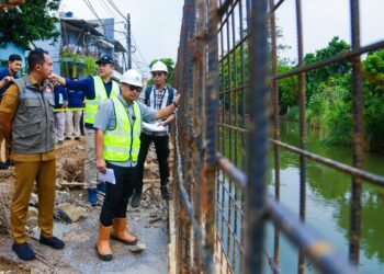 Bangun Turap di Ciputat Timur, Pilar: Penanganan Banjir Salah Satu Prioritas Utama Pemkot Tangsel