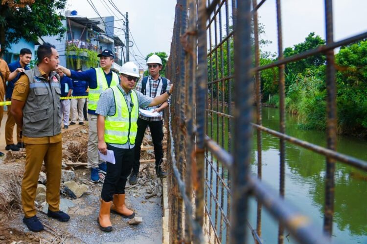 Bangun Turap di Ciputat Timur, Pilar: Penanganan Banjir Salah Satu Prioritas Utama Pemkot Tangsel