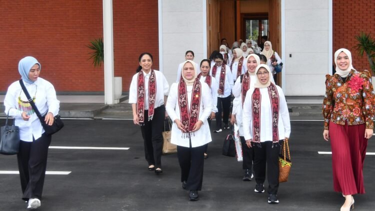 Bertolak ke Kaltim, Ibu Iriana Akan Hadiri Sosialisasi dan Tinjau Kerajinan Dekranasda