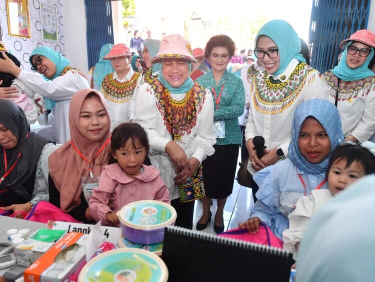 Ibu Iriana dan OASE KIM Tinjau Pelayanan Posyandu Siklus Hidup