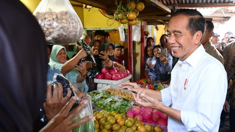 Kunjungi Pasar Dukuh Kupang, Presiden Jokowi Cek Harga dan Interaksi dengan Warga