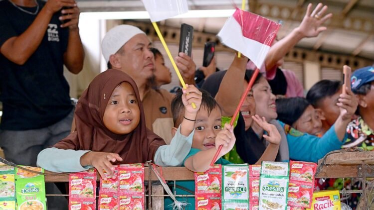Kunjungi Pasar Sanggam Adji Dilayas, Presiden Jokowi Sapa Pedagang dan Masyarakat