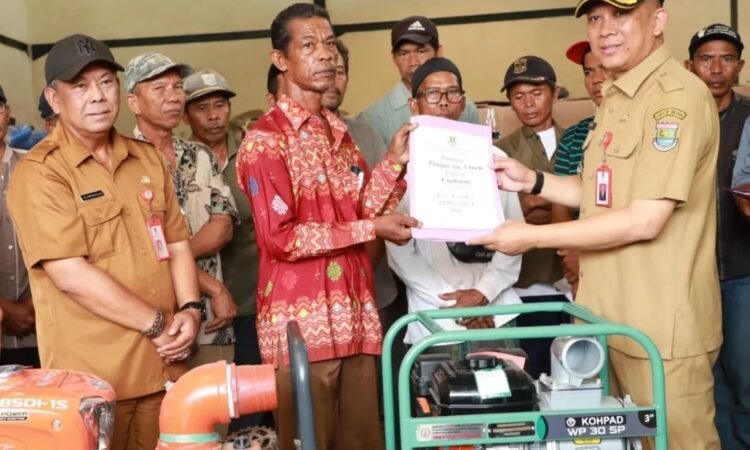 Pj Bupati Salurkan Bantuan Mesin Pompa Air ke Kelompok Tani