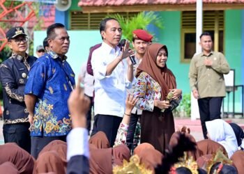 Presiden Joko Widodo Tinjau Fasilitas Pendidikan di SMK Negeri 1 Tanah Grogot