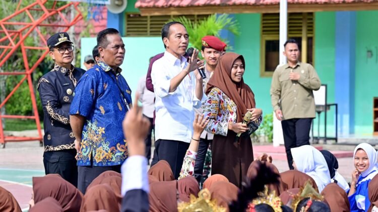 Presiden Joko Widodo Tinjau Fasilitas Pendidikan di SMK Negeri 1 Tanah Grogot