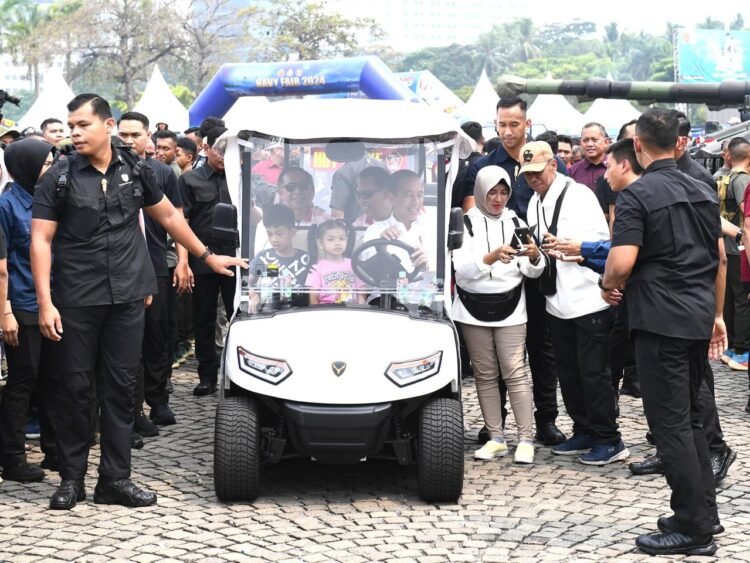 Presiden Jokowi Ajak Cucu Nikmati Pameran Alutsista HUT ke-79 TNI di Monas