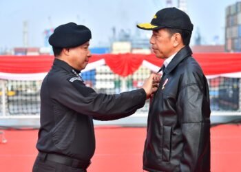 Presiden Jokowi Terima Brevet Hiu Kencana di Atas KRI RJW – 992
