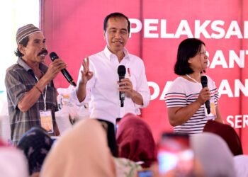 Presiden Jokowi Tinjau Ketersediaan Beras dan Serahkan Bantuan Pangan di Tanah Grogot