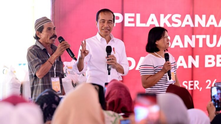 Presiden Jokowi Tinjau Ketersediaan Beras dan Serahkan Bantuan Pangan di Tanah Grogot