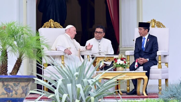 Presiden Jokowi dan Paus Fransiskus Serukan Toleransi dan Perdamaian dalam Kunjungan Bersejarah di Indonesia