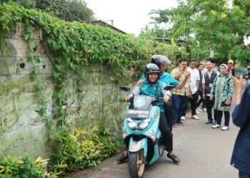 Kampanye Demi Temui Warga, Benyamin Davnie Kerap Gunakan Sepeda Motor