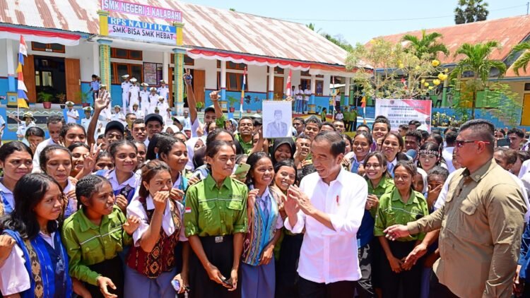 Disambut Hangat, Presiden Jokowi Apresiasi Pesona Alam dan Keramahan Warga Kabupaten Alor