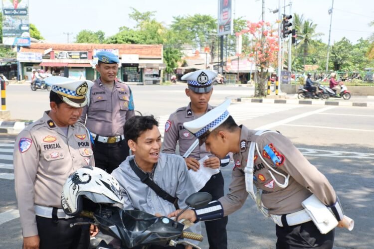 Ditlantas Polda Banten Atur Lalu Lintas dan Himbau di Hari Keempat Ops Zebra Maung 2024