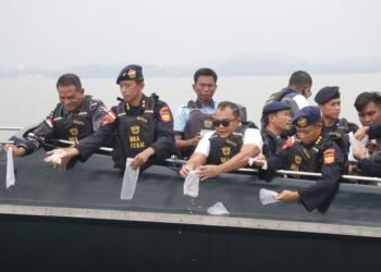 KONFERENSI PERS PENYELUDUPAN BENIH BENING LOBSTER SEBANYAK 237.305 BENIH BENING LOBSTER SENILAI 23,6 MILIAR RUPIAH