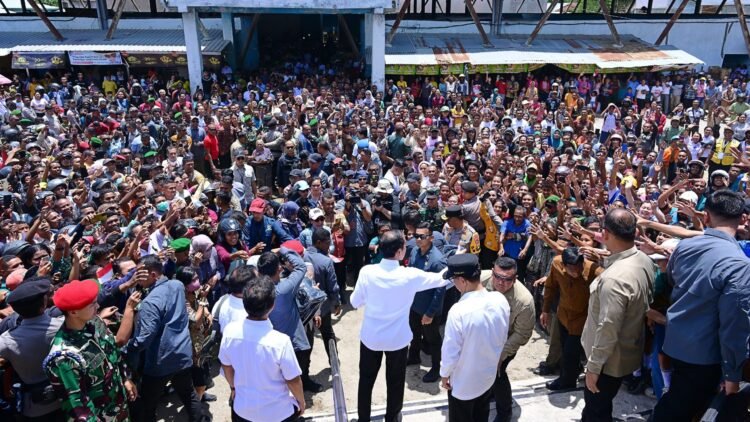 Kunjungi Pasar Rakyat Kefamenanu, Presiden Jokowi Pantau Harga dan Pamit ke Warga