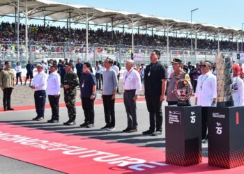 Presiden Jokowi Saksikan dan Serahkan Trofi Juara Pertamina Grand Prix of Indonesia 2024
