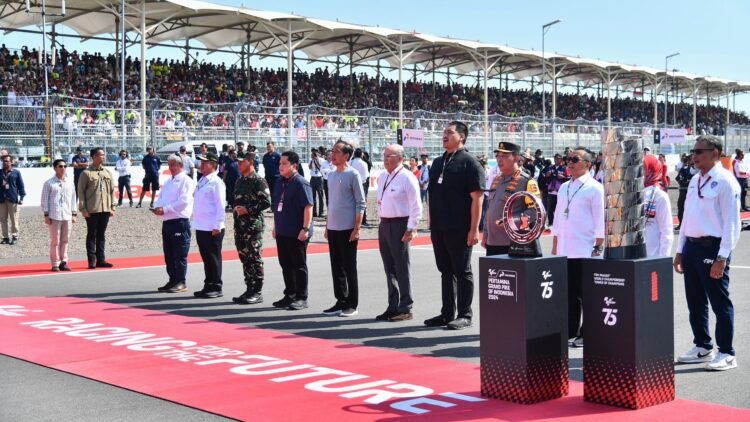 Presiden Jokowi Saksikan dan Serahkan Trofi Juara Pertamina Grand Prix of Indonesia 2024