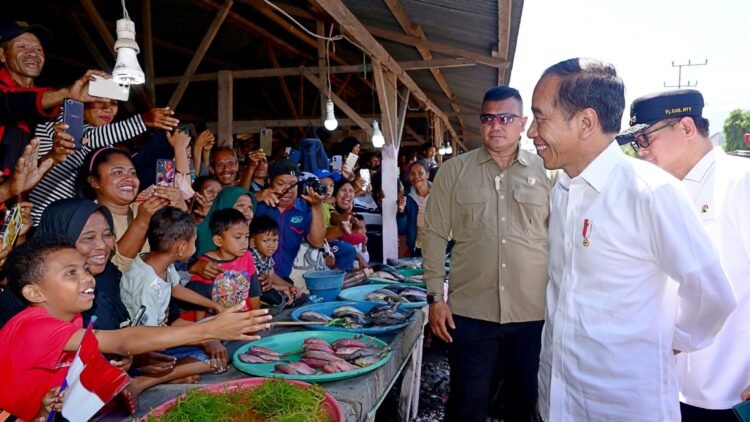 Presiden Jokowi Tinjau Harga Sembako di Pasar Rakyat LIPA Kalabahi