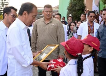 Saat Dua Siswi SD Sambut Presiden Jokowi di RSUD Waikabubak dengan Puisi