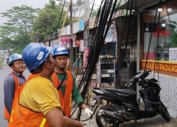 DSDABMBK Tangsel Putus Kabel Optik di Jalan Merpati Raya