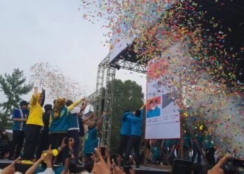 Diguyur Hujan Lebat, Ribuan Massa Tetap Padati Arena Kampanye Benyamin-Pilar