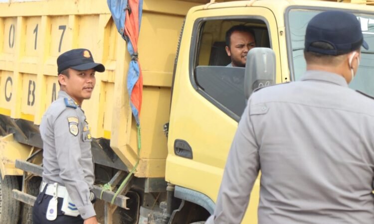 Operasi Penertiban Angkutan Barang, Dishub Amankan Belasan Truk