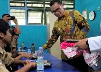 Wakil Wali Kota Pilar Saga Ichsan Tinjau Makan Bergizi Gratis di SMPN 19 Tangsel